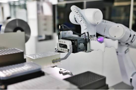 智能搬运机器人在华大基因智惠实验室测序前区工作中。蒋雨师摄