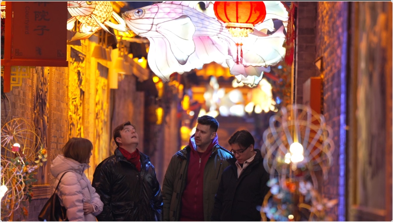 帝汉尼（左二）带着匈牙利老乡们赏鱼灯