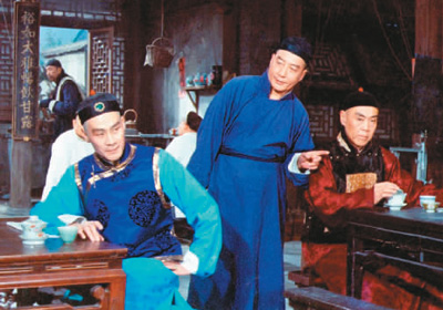 1958年,老一辈艺术家于是之(中),蓝天野(左),郑榕(右)等出演《茶馆》