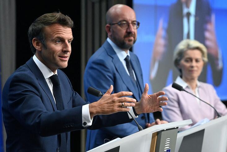 当地时间6月23日，法国总统马克龙（左一）在布鲁塞尔的新闻发布会上发表了上述言论
