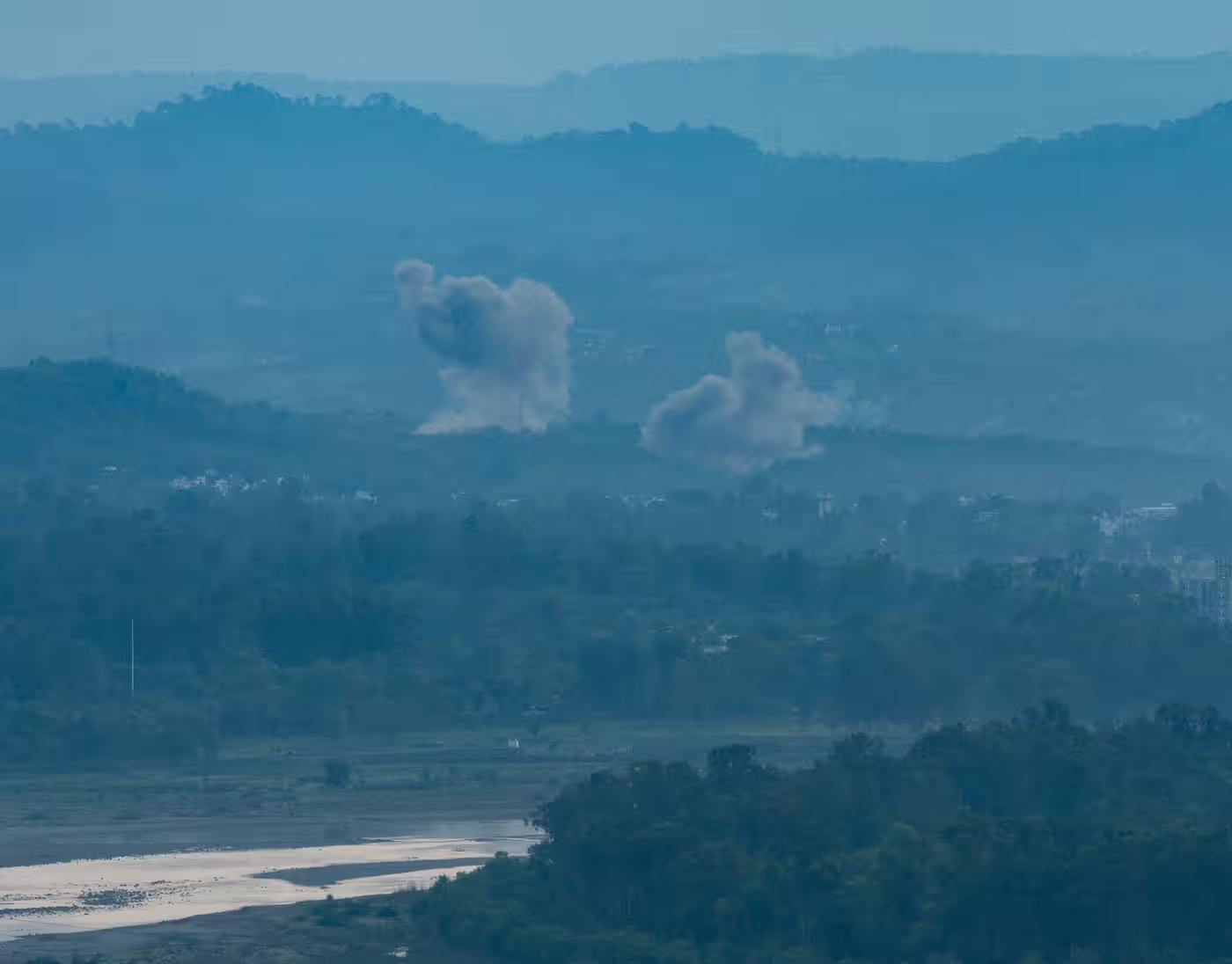 当地时间10日，印控克什米尔查谟地区发生爆炸，浓烟滚滚。图源：英媒