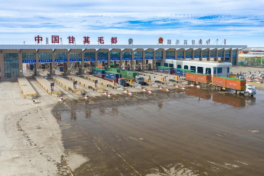 内蒙古甘其毛都口岸正在通关。新华社记者 李云平 摄