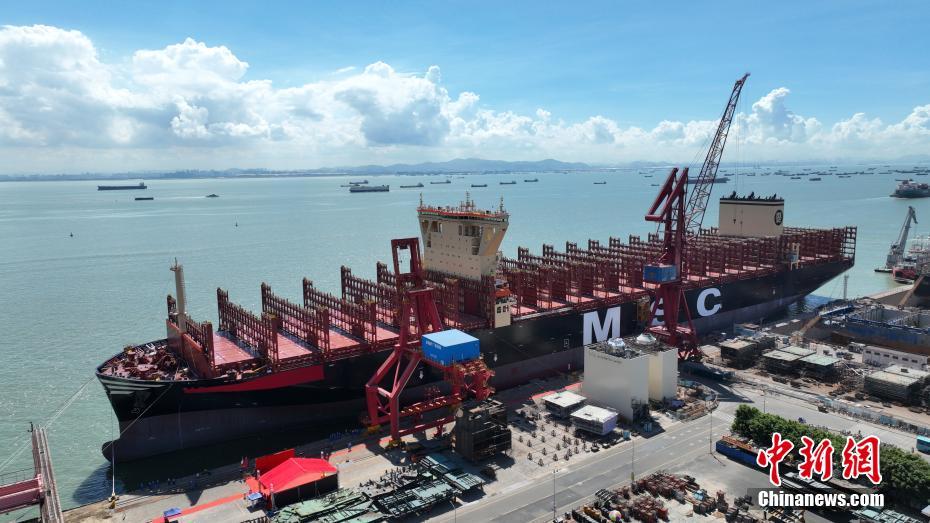 中国华南地区建造的最大集装箱船命名交付