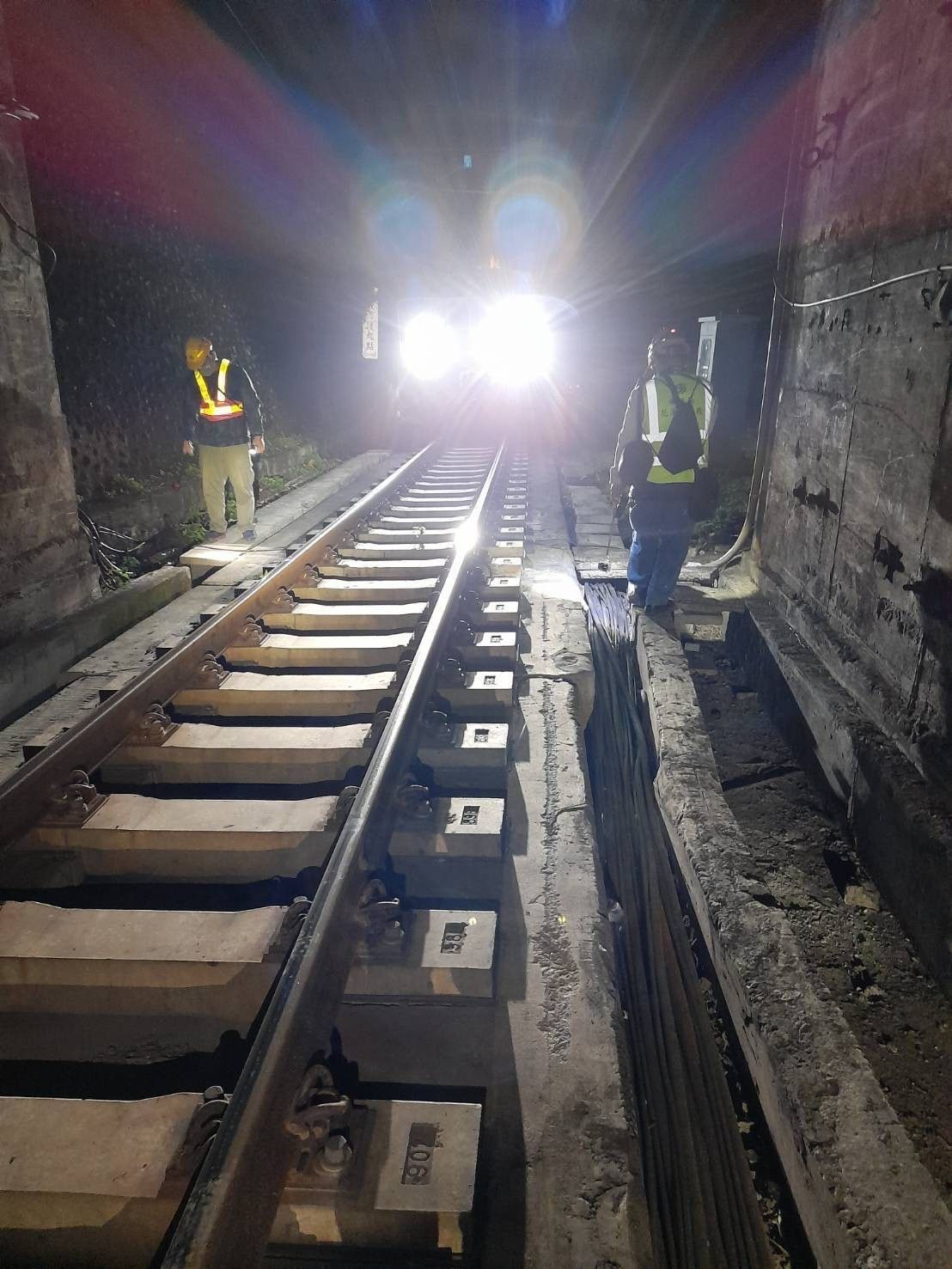 台媒称,台铁太鲁阁号列车出轨处,清水隧道再找到11名罹难者遗骨