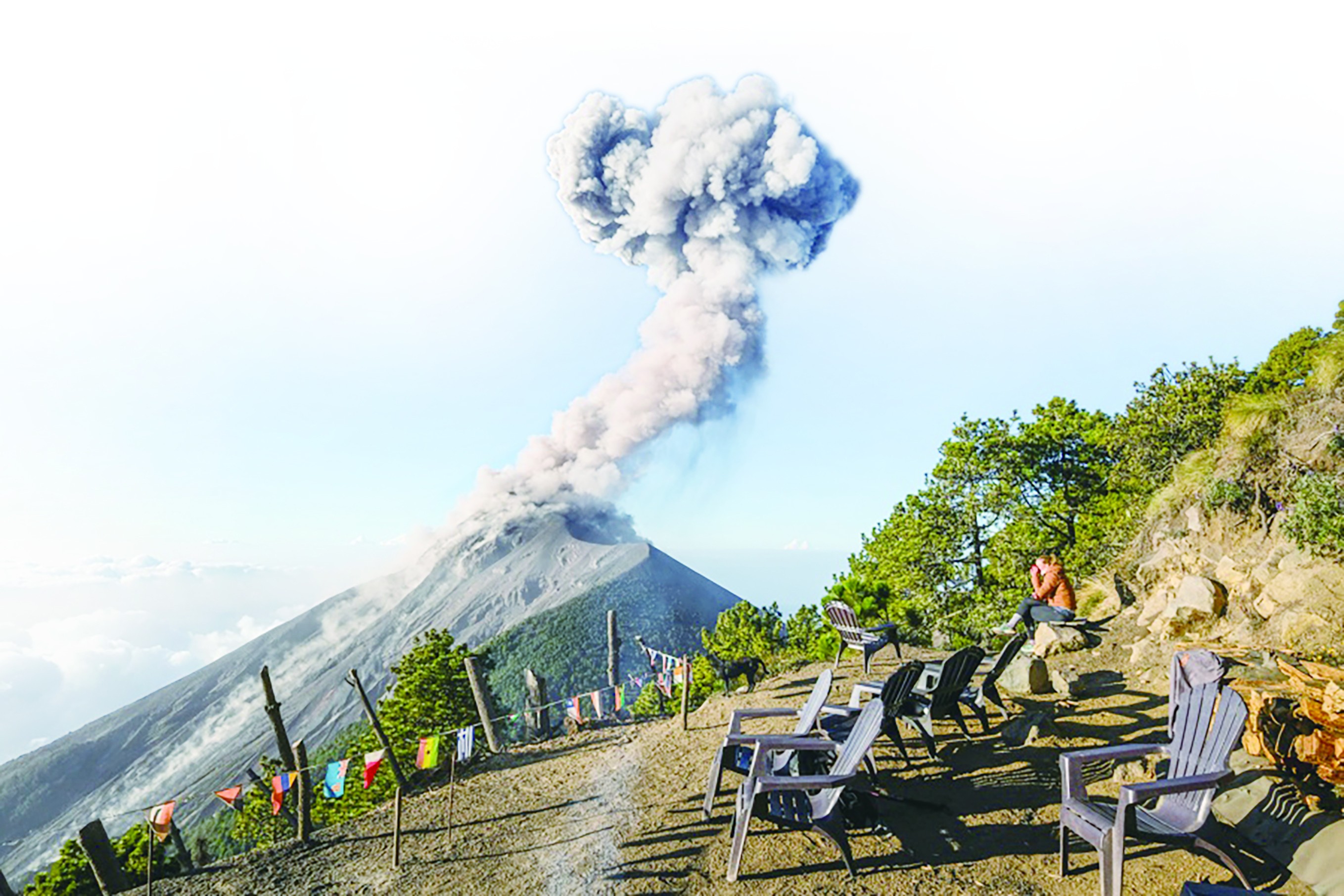 危地马拉喷发中的火山。白冰摄