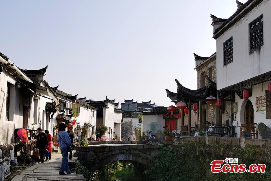 People visit the Chaji village, Jingxian County, Xuancheng City, East China's Anhui Province, Nov. 9, 2002. (Photo: China News Service/Zhang Qiang)