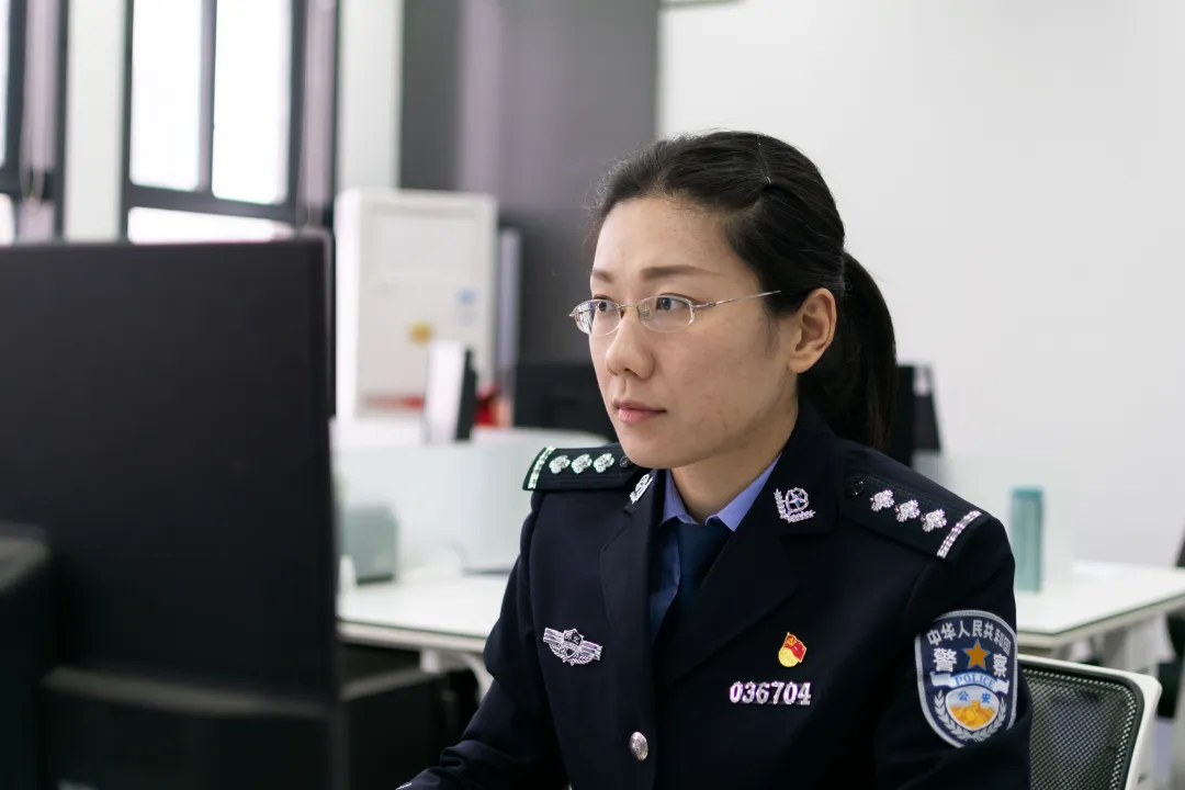 胡冰正在办案