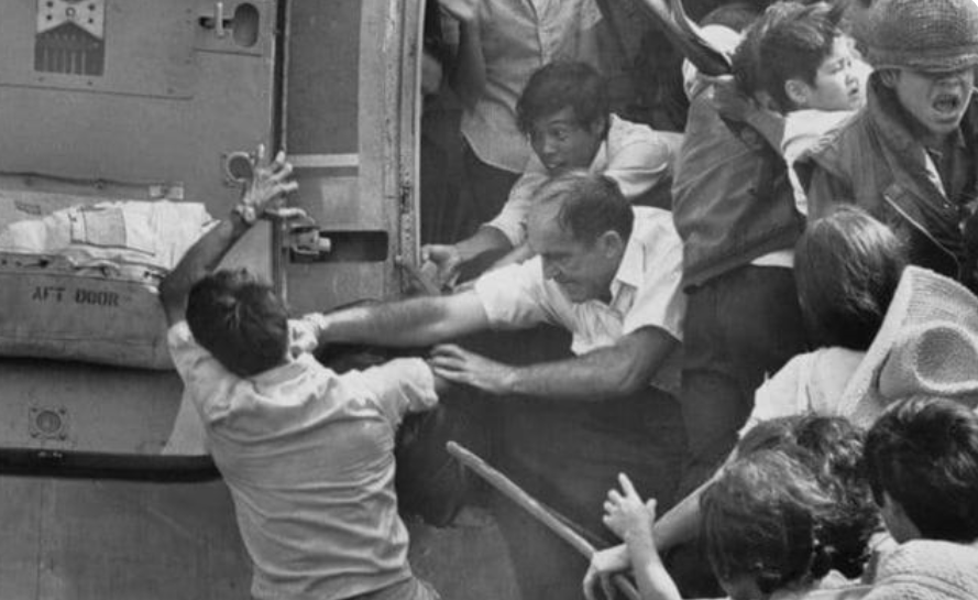 西贡铁拳：美国1975年撤离越南的最后阶段，美国人为自己逃命不得不把那些试图登上直升机的人推下去