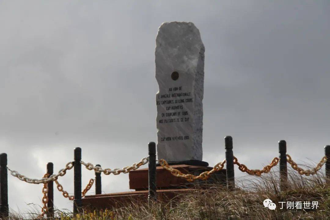 1992年12月5日，合恩角船长兄弟会智利分会在合恩角竖立了这一石碑，以纪念成千上万在这周围的航道上失去生命的各国水手。丁刚摄 