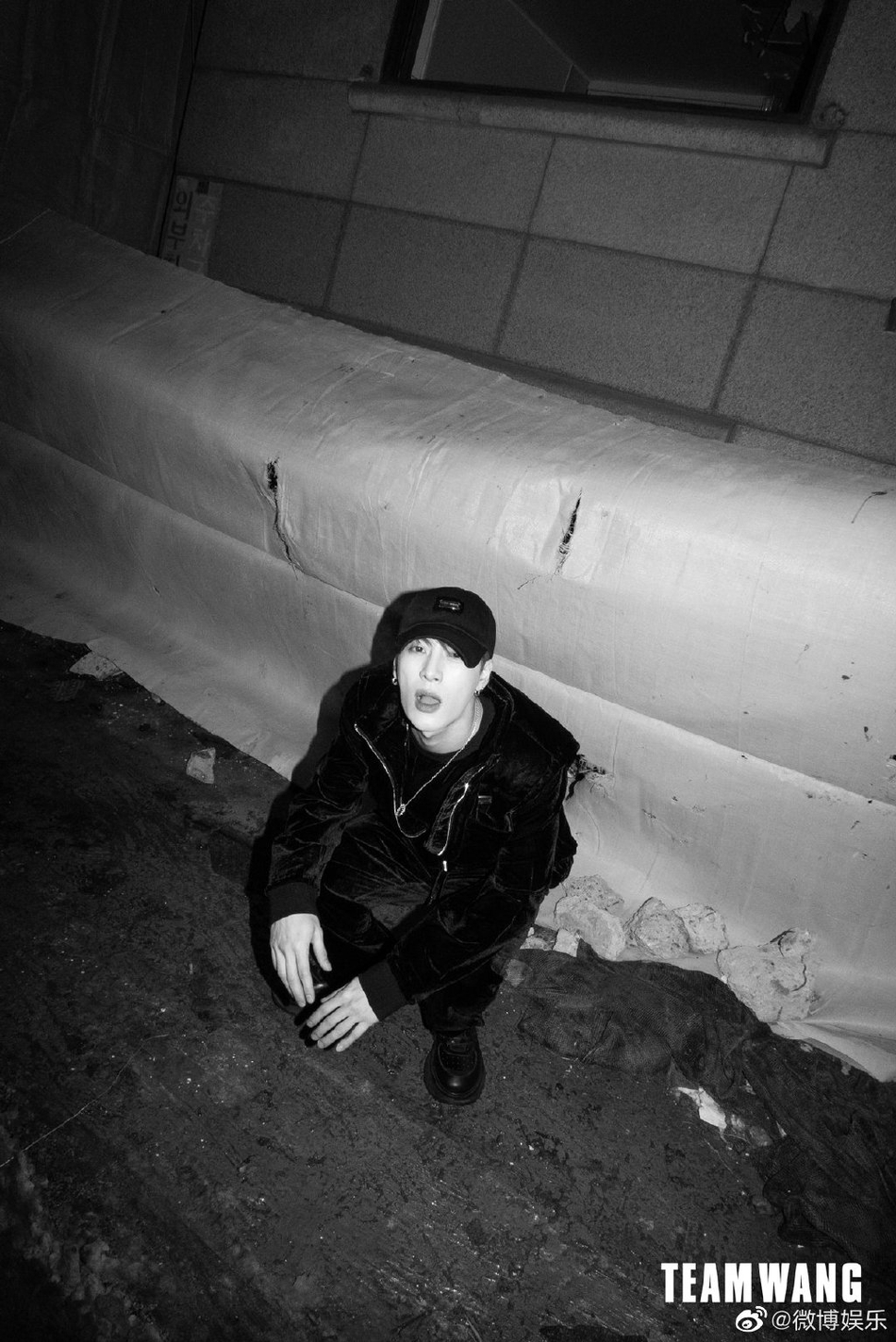 王嘉尔雪地黑白大片释出 一身黑丝绒套装时尚个性