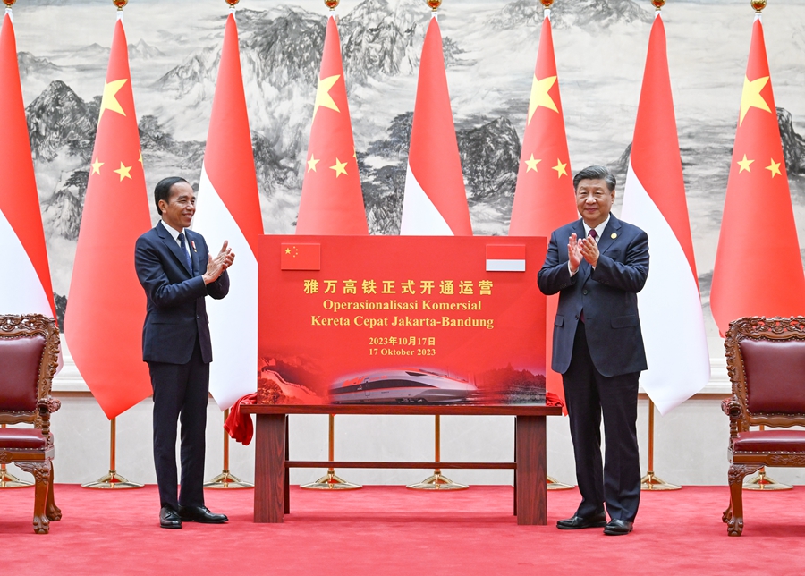 10月17日下午，国家主席习近平在北京人民大会堂同来华出席第三届“一带一路”国际合作高峰论坛并进行国事访问的印度尼西亚总统佐科举行会谈。会谈后，两国元首共同为雅万高铁正式开通运营揭幕。新华社记者 谢环驰 摄