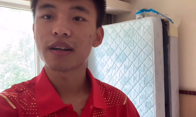 (张常鸿在视频中将床立了起来)
