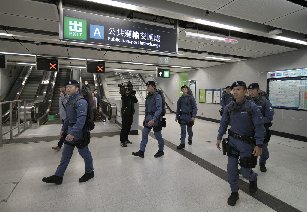 港媒:为确保两会期间香港治安稳定,港警加强在各区巡逻