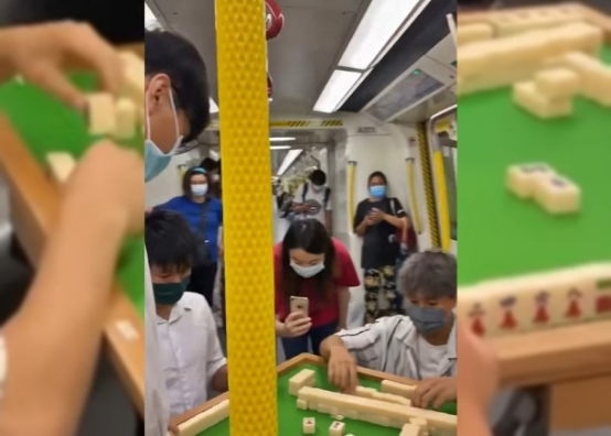至少4个年轻人在港铁车厢打麻将,一名疑同行的女子则在旁边拍摄。图自港媒