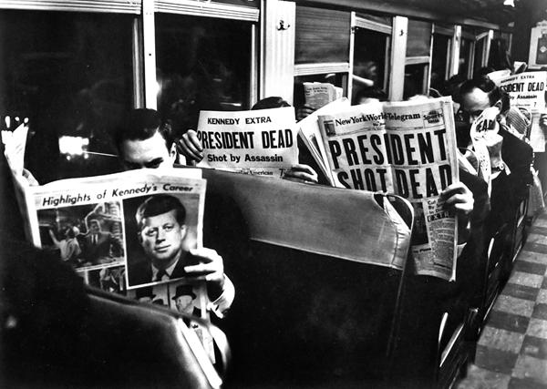 1963年，美国民众争相阅读肯尼迪总统遇刺身亡的爆炸性新闻。