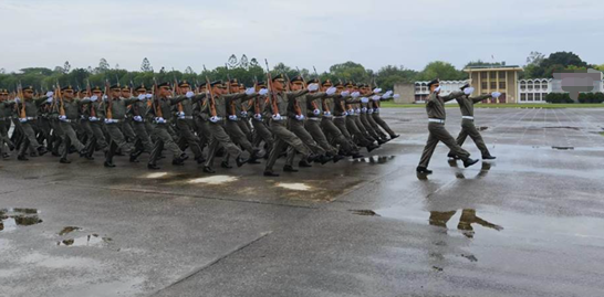 台陆军官校退伍军人在该校99周年校庆典礼上踢传统正步。图自台湾中时新闻网