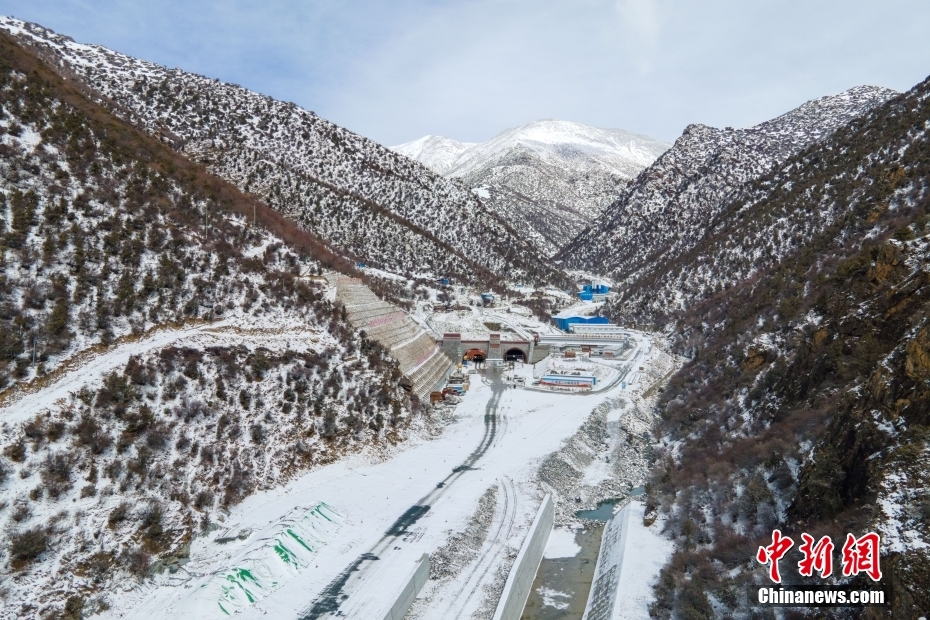 3月28日，西藏S5线拉萨至泽当快速通道项目控制性工程圭嘎拉隧道左洞实现贯通。图为西藏圭嘎拉隧道山南桑耶方向出口。