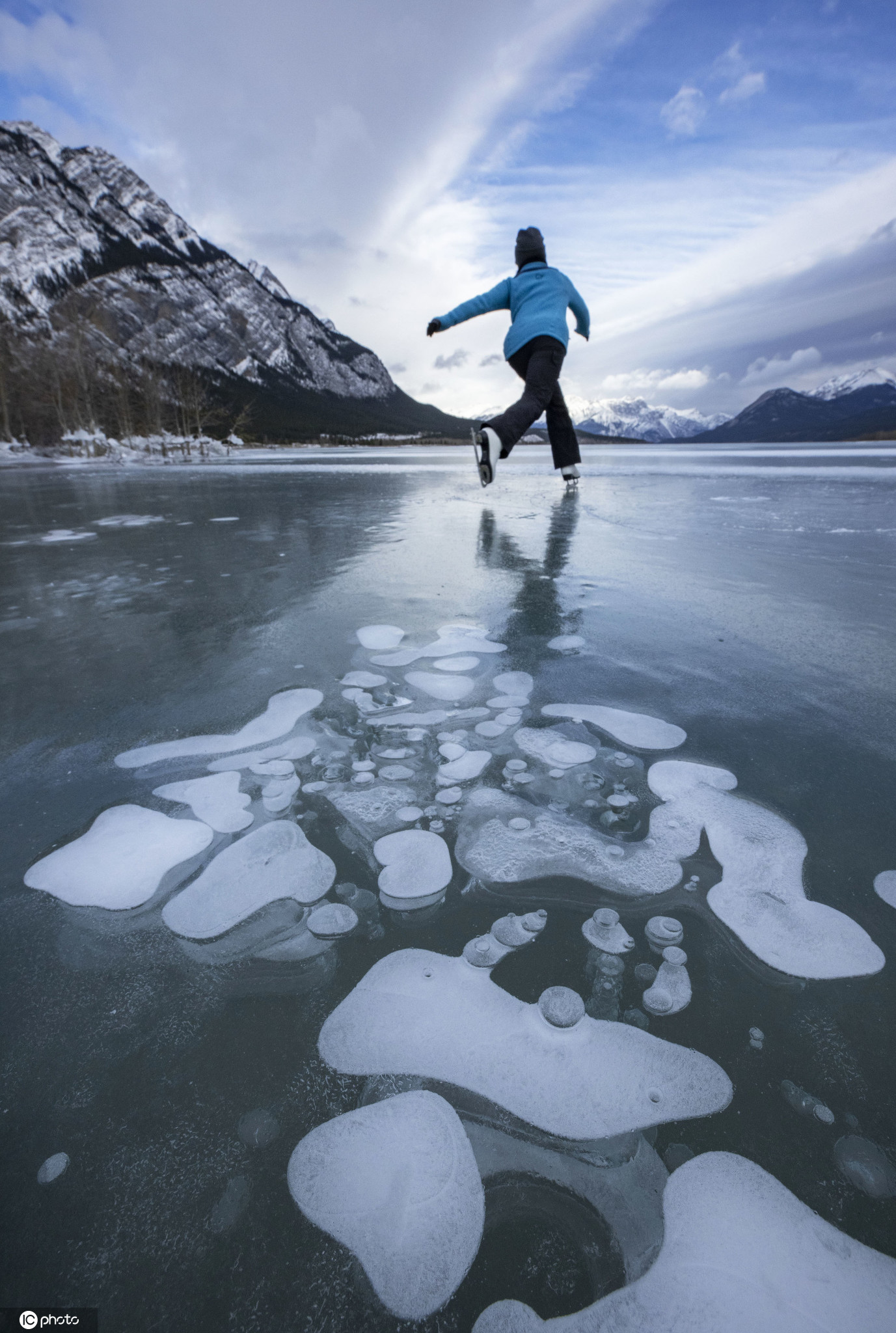 之一了,这个巨大的冰湖被冰雪覆盖的山脉环绕,花样滑冰运动员danielle