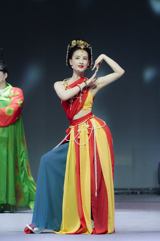 黄圣依还原敦煌天女造型轻歌曼舞尽展古典风韵