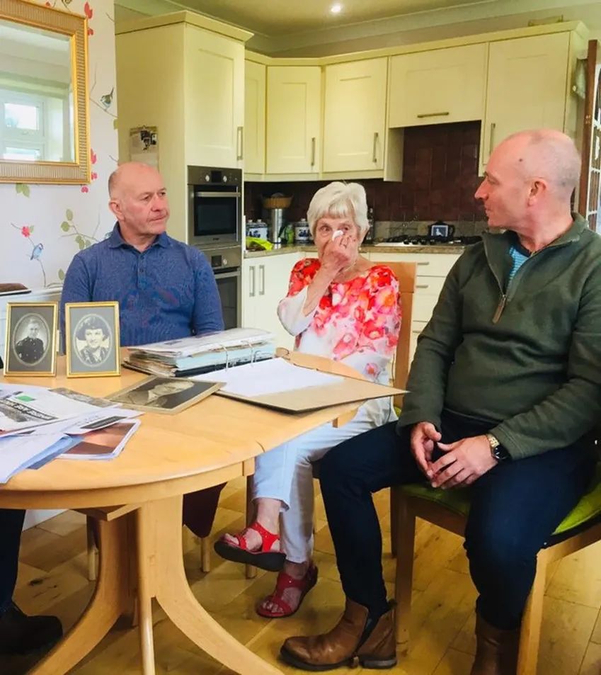 菲利普的母亲、遇难者Gerald Taylor的女儿，在片中讲述洋娃娃的故事。