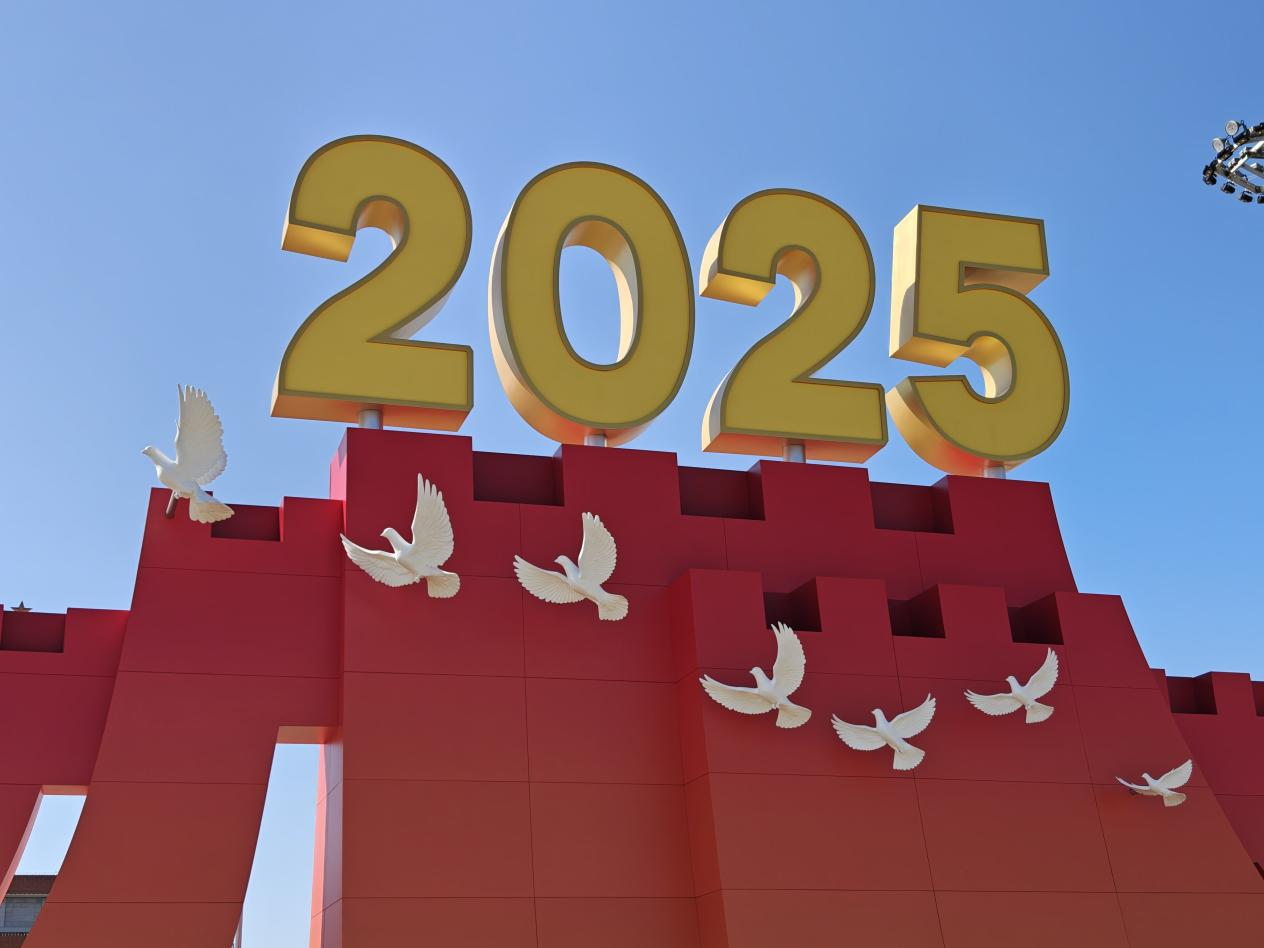 年号台上每侧各有7只以“北京白”鸽子为原型设计的和平鸽。(拍摄:何卓谦)