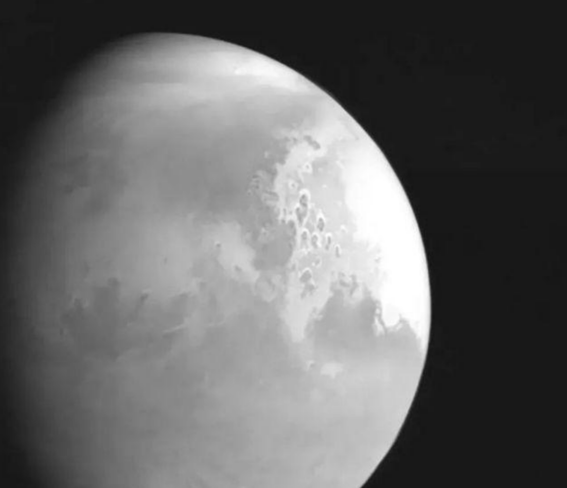 “天问一号”获取的首幅火星图像 图片来源:中国国家航天局