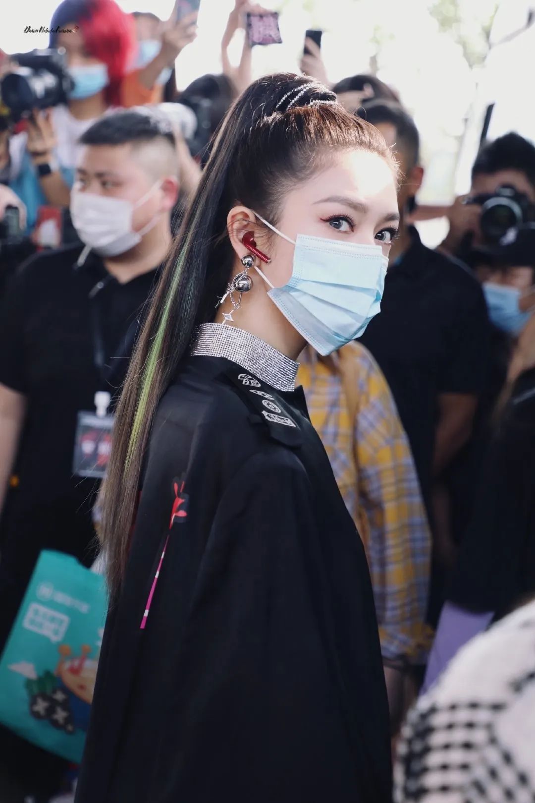 藏在初夏的颜值杨超越吴宣仪傅菁集体换上挂耳染