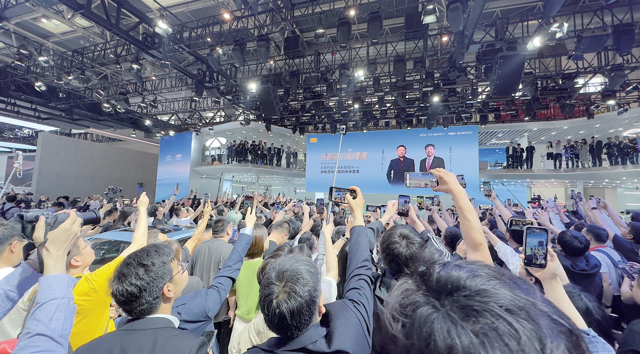 26日,北京车展上中国品牌活动吸引大量观众.(视觉中国)