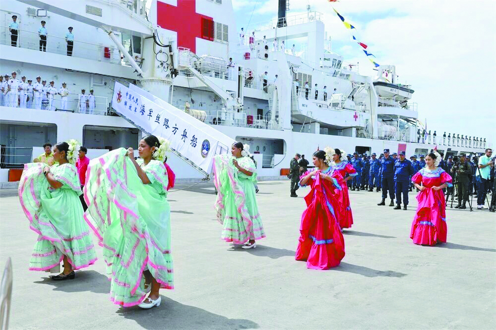 尼方在“丝路方舟”号欢迎仪式上进行舞蹈表演。