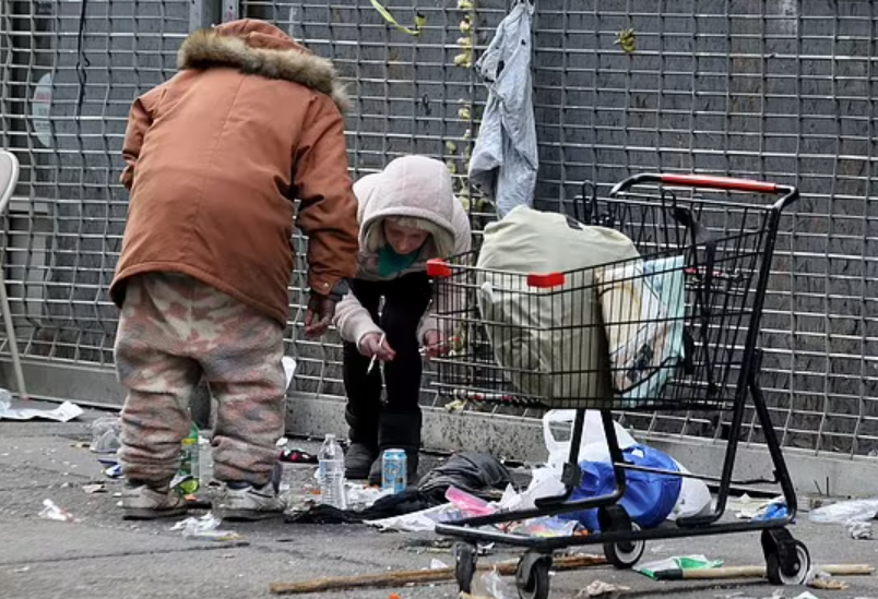 实拍美国费城街头:成群吸毒者弯腰横行 垃圾遍地