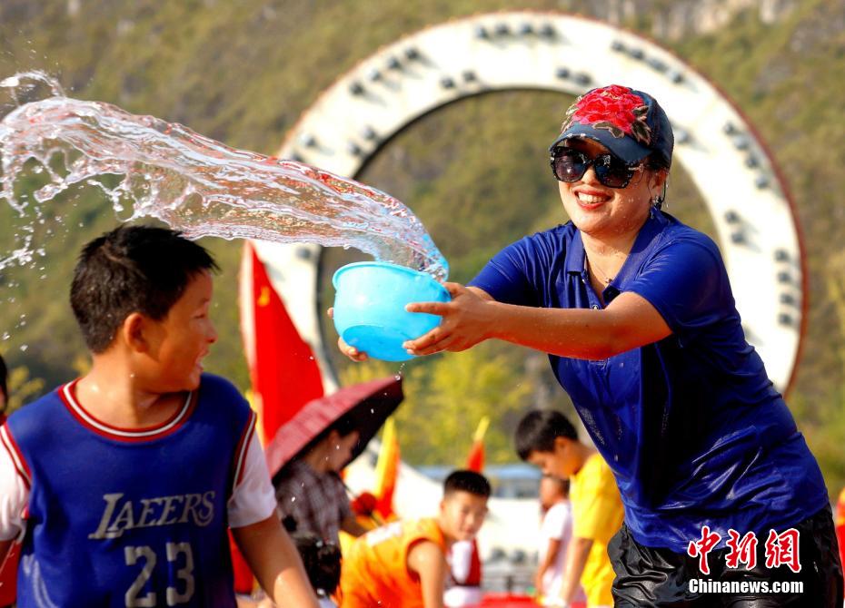 贵州施秉泼水龙祈满福