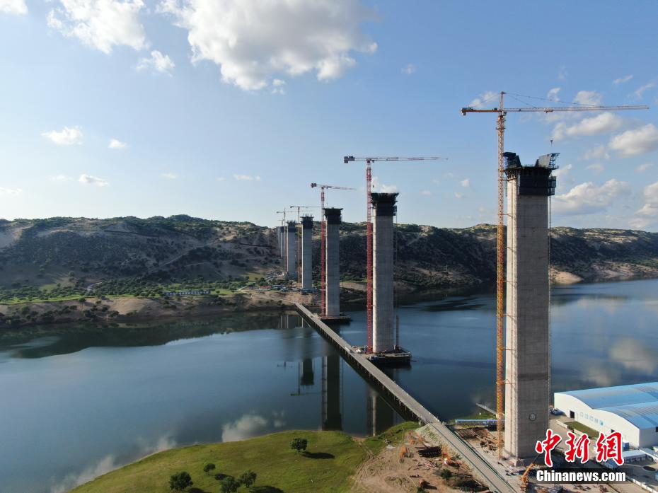 航拍位于内蒙古自治区赤峰市境内经乌高速控制性工程西拉沐沦特大桥