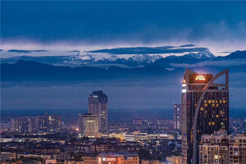 安逸幸福市民镜头里的成都蓝雪山白