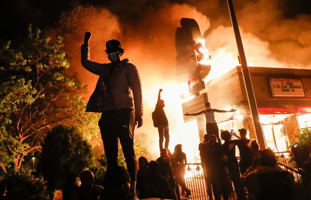 ▲ 2020年5月29日,抗议者在明尼阿波利斯的一家快餐店外游行示威。这是弗洛伊德之死在该市引发的连续第三晚抗议活动。