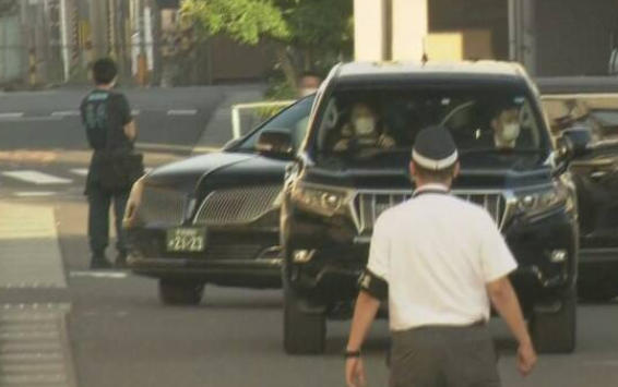 当地时间7月9日下午，载有日本前首相安倍晋三遗体的灵车抵达其位于东京的住宅。