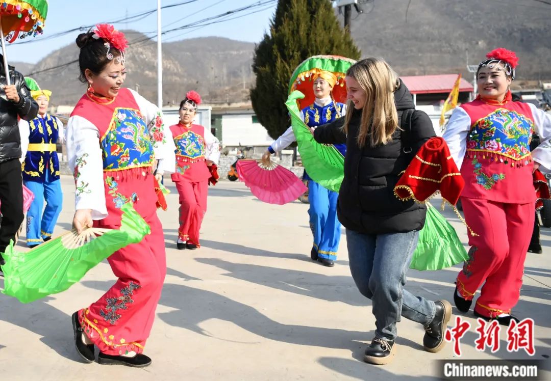 2023年2月,中国传统节日元宵节,河北省石家庄市井陉县小作镇桃林坪村,俄罗斯留学生晓燕(右二)体验非遗“井陉拉花”。翟羽佳 摄