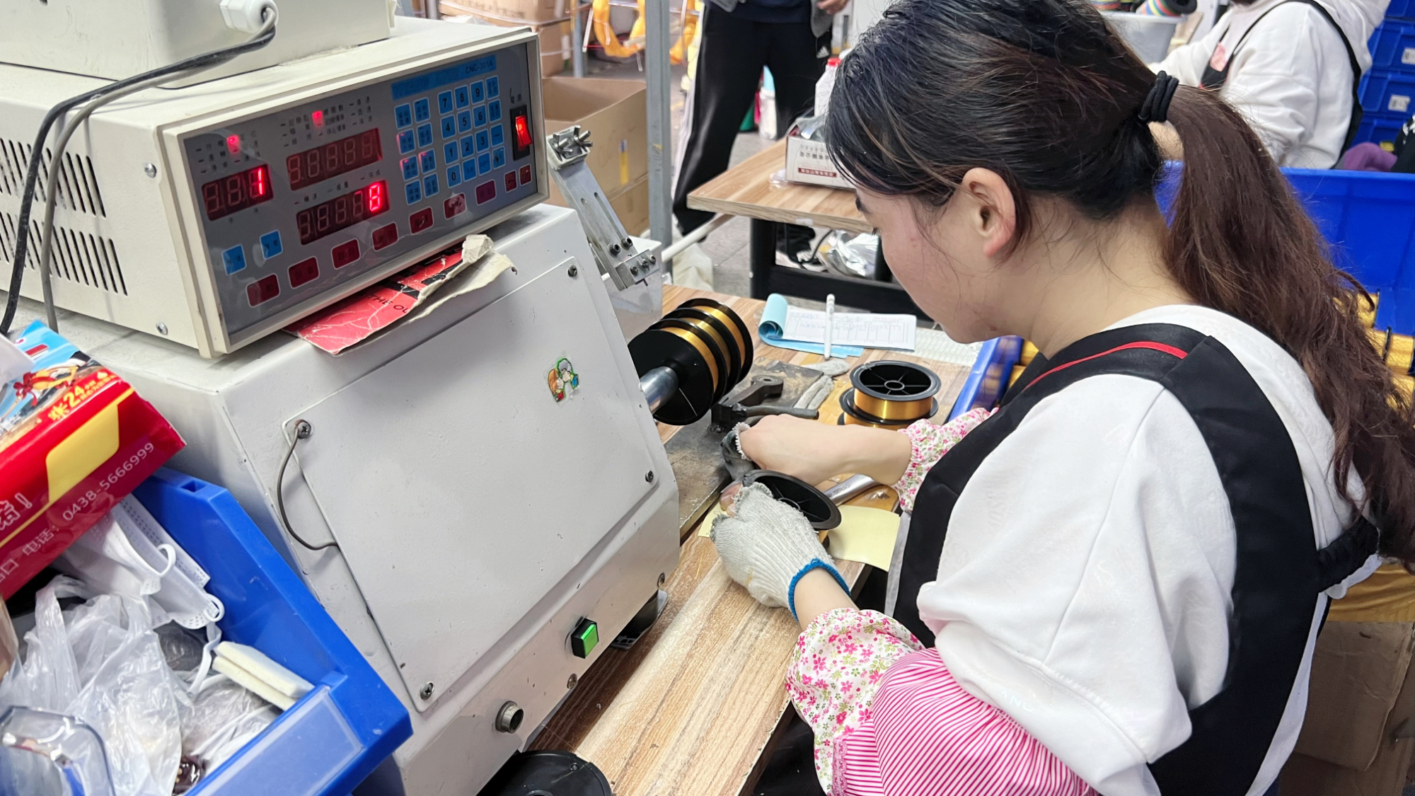 威海海龙王户外用品公司的生产工人在生产线上操作