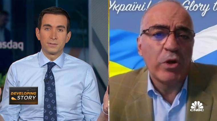 当地时间24日,美国消费者新闻与商业频道(CNBC)“Squawk Box”节目,国际象棋大师、俄罗斯前反对派领导人加里·卡斯帕罗夫(右)接受采访 视频截图