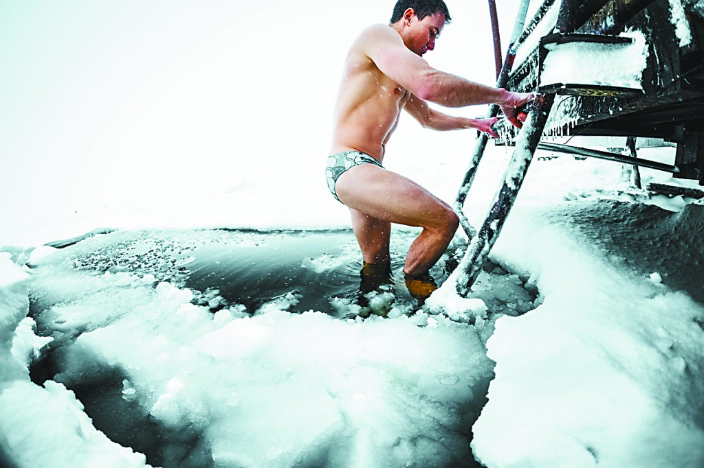  不畏严寒冬泳的奥地利人。