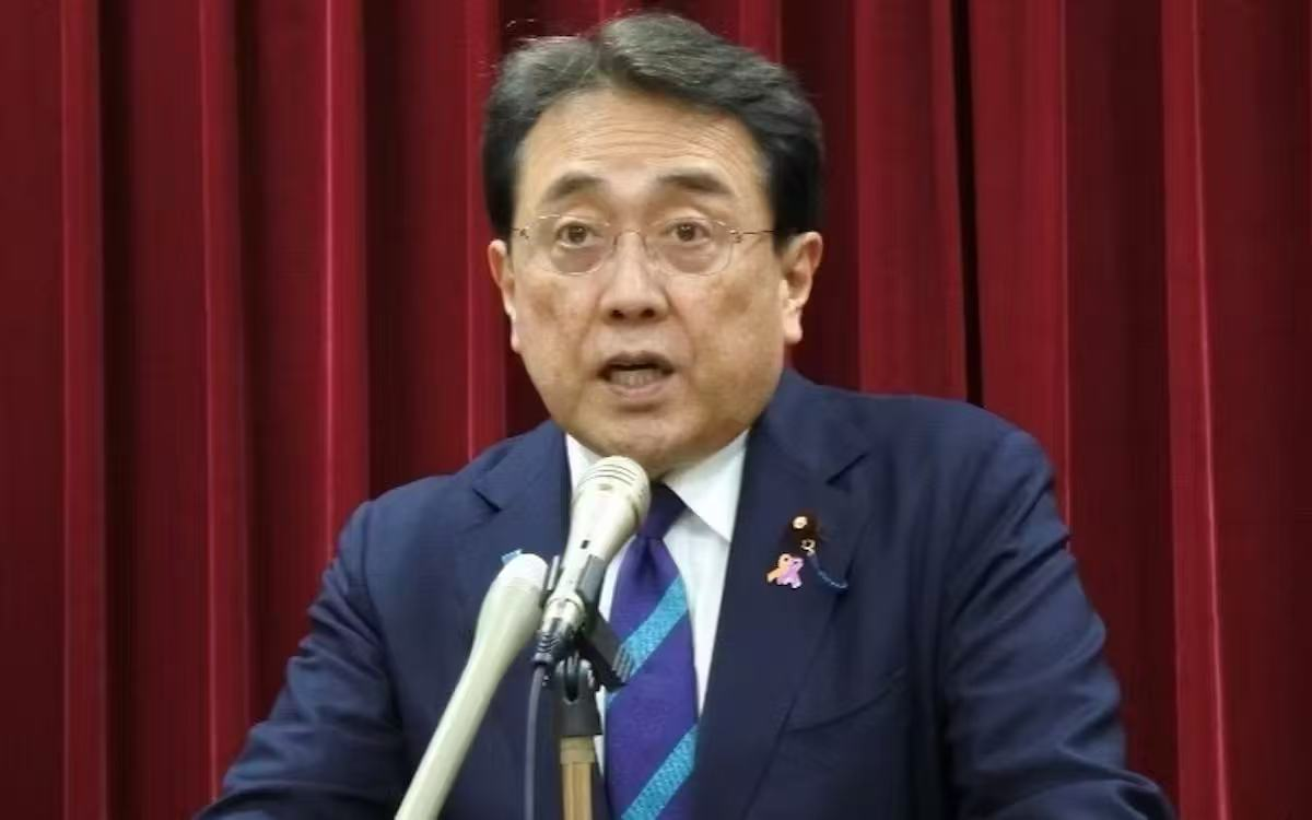 日本经济再生担当大臣赤泽亮正8月27日在记者会上发言。图自日媒