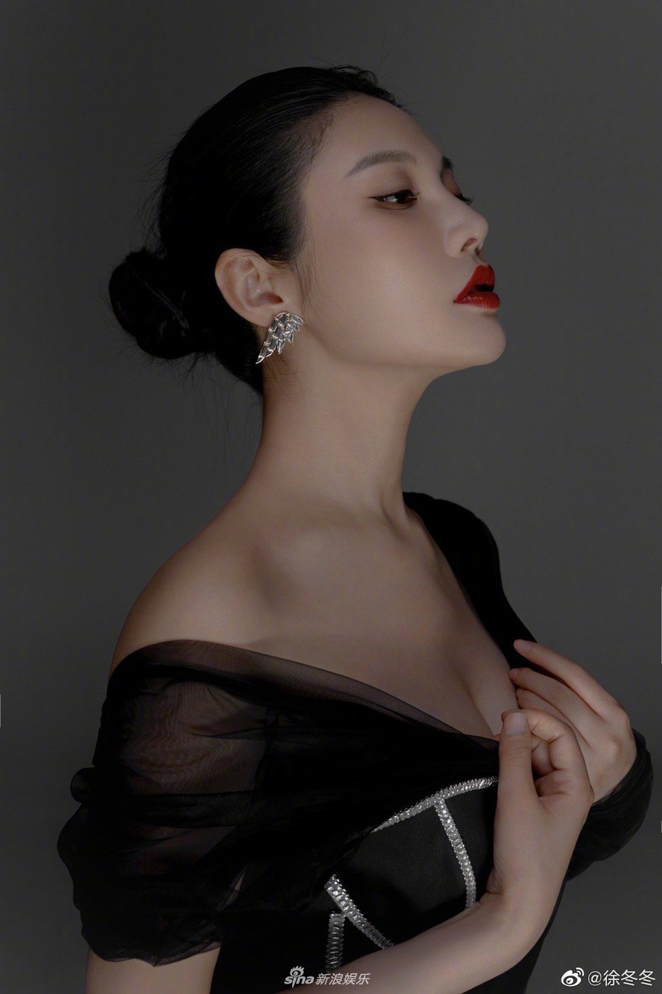近日,演员徐冬冬在微博中晒出一组性感美图,并配文:"红唇不适合我这