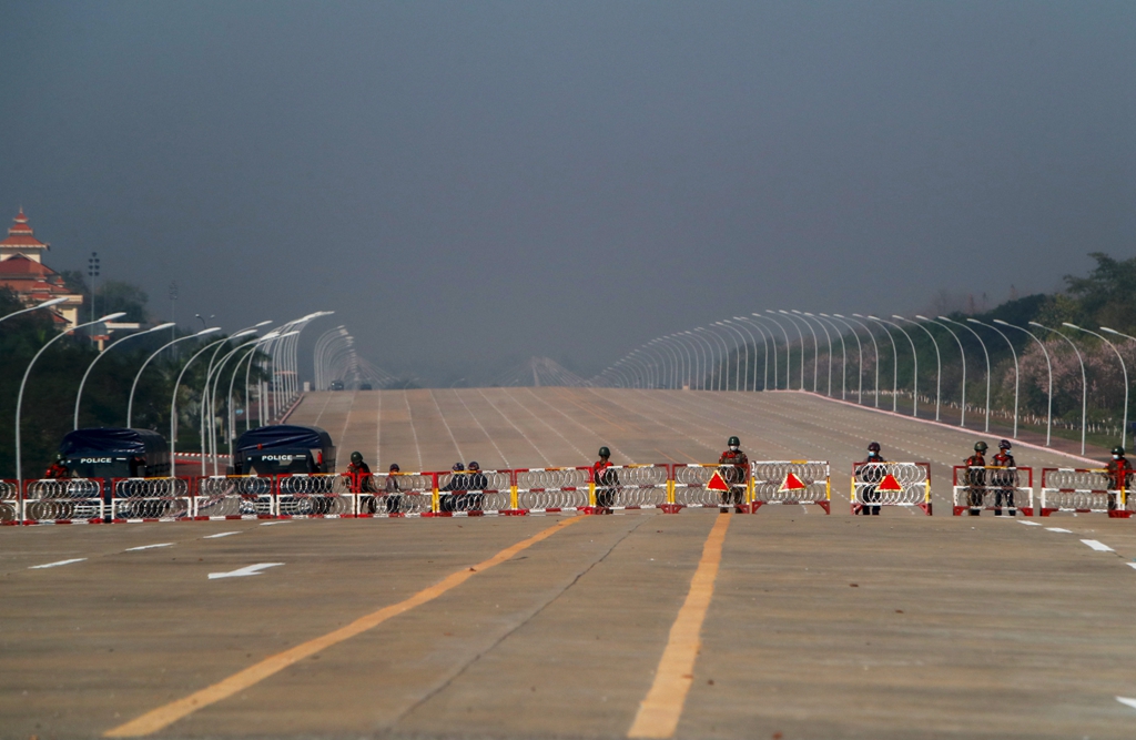 缅甸政局突变第二日军方设置路障封锁通往议会道路