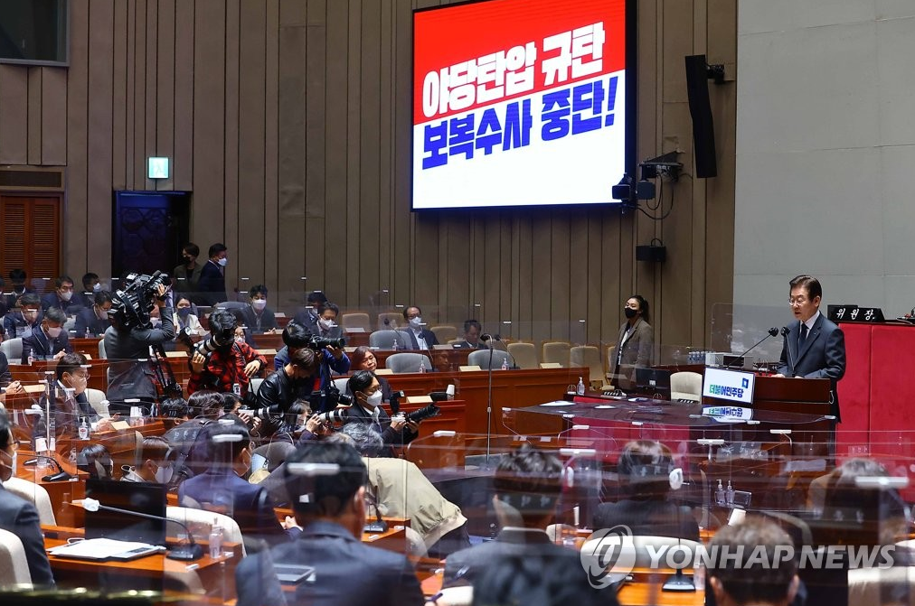 10月25日，在总统尹锡悦的国会施政演说前，共同民主党党首李在明在该党议员大会上发言。图源：韩联社