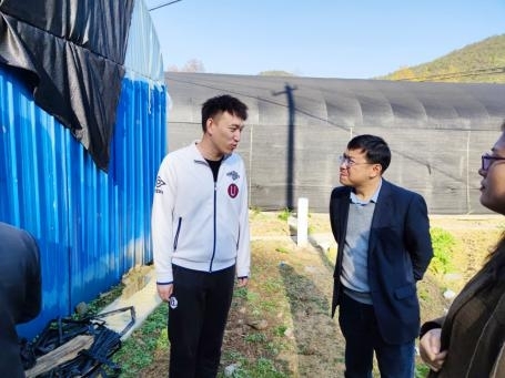 杏溪村党支部第一书记、扶贫工作队队长周军给大家介绍农产品