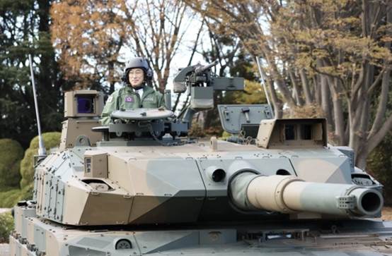 2021年11月，日本首相岸田文雄在视察陆上自卫队朝霞驻地时乘坐坦克，共同社报道配图。