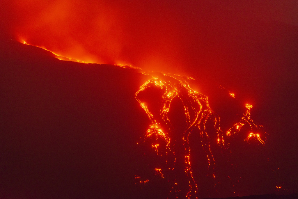 意大利埃特納火山噴發岩漿翻湧成火海