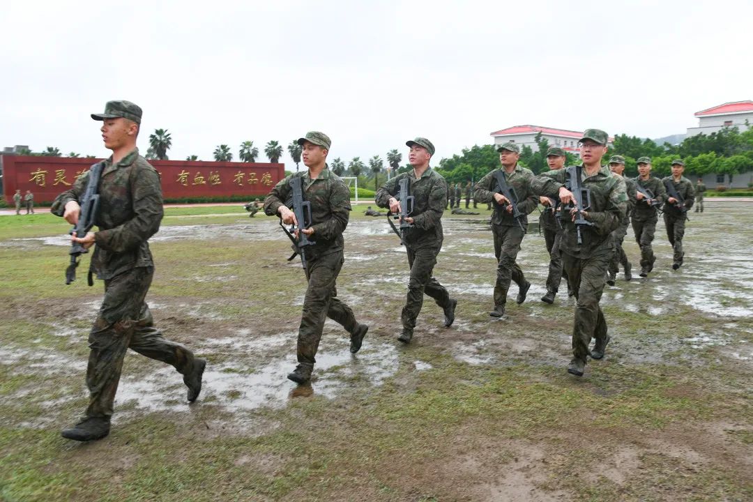 锤炼官兵过硬战斗素养,练练练!
