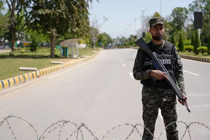 4月10日，军警在巴基斯坦伊斯兰堡警戒。新华社记者 徐汉 摄