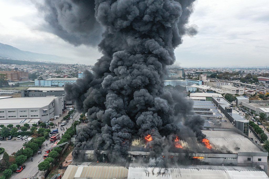 土耳其布尔萨纤维工厂发生火灾 现场浓烟滚滚