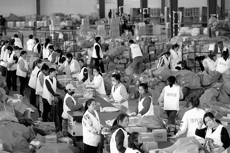 11日，江苏一家物流公司工作人员正在分发快件，当日快递量为平时的5倍以上。
